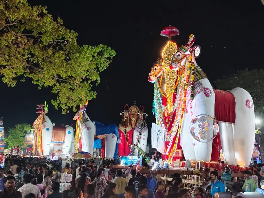 വലിയ കെട്ടുകാളകൾ ക്ഷേത്ര വളപ്പിലേക്ക് പ്രവേശിച്ചപ്പോൾ