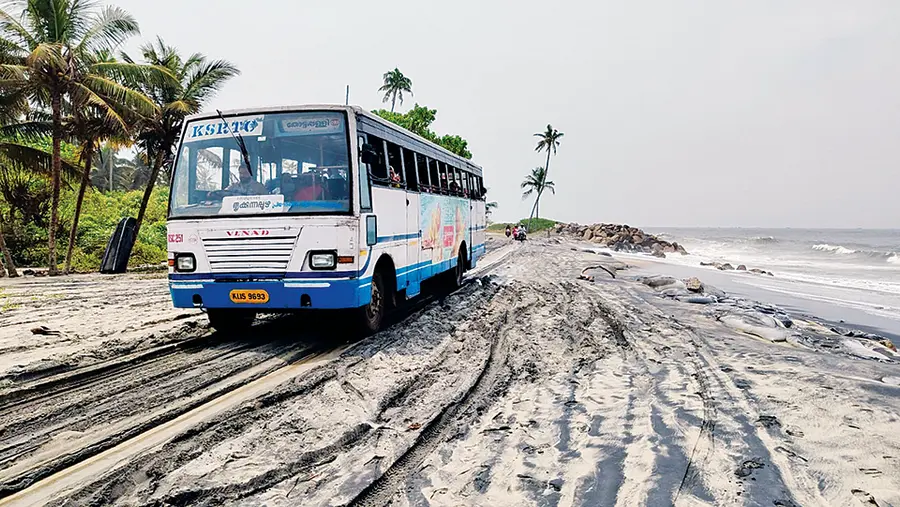 കള്ളക്കടൽ പ്രതിഭാസത്തെത്തുടർന്ന് വലിയഴീക്കൽ –- തൃക്കുന്നപ്പുഴ തീരദേശ റോഡിൽ പെരുമ്പള്ളി ഭാഗത്ത് മണൽ നിറഞ്ഞപ്പോൾ