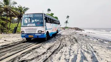 കള്ളക്കടൽ പ്രതിഭാസത്തെത്തുടർന്ന് വലിയഴീക്കൽ –- തൃക്കുന്നപ്പുഴ തീരദേശ റോഡിൽ പെരുമ്പള്ളി ഭാഗത്ത് മണൽ നിറഞ്ഞപ്പോൾ