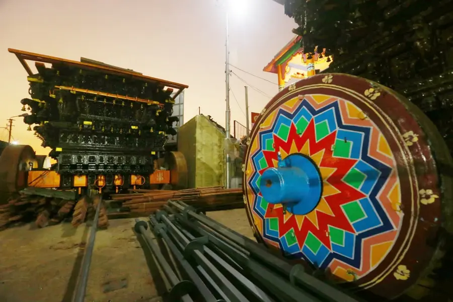 കൽപ്പാത്തി തേരിനോടനുബന്ധിച്ച് രഥങ്ങൾ അറ്റകുറ്റപ്പണികൾക്കായി പുറത്തേക്ക് ഇറക്കിയപ്പോൾ, കൽപ്പാത്തിയിൽ നിന്നുള്ള കാഴ്ച