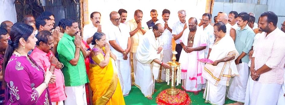 കണിച്ചുകുളങ്ങര ദേവീക്ഷേത്രത്തിൽ മുറഓത്ത് ചടങ്ങിന്‌  ദേവസ്വം പ്രസിഡന്റ് വെള്ളാപ്പള്ളി നടേശൻ ദീപം തെളിക്കുന്നു 