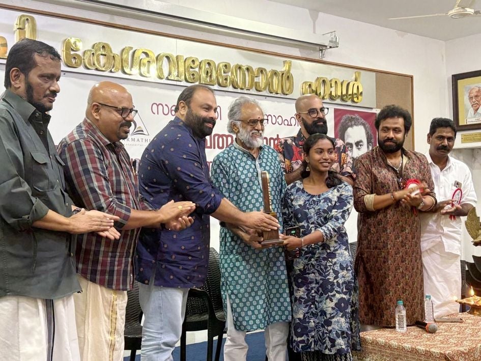 സബർമതി സർഗ സാഹിതി ഏർപ്പെടുത്തിയ പി പത്മരാജൻ ചെറുകഥാ പുരസ്കാരം ടി കനിമൊഴിക്ക്  അനന്തപത്മനാഭൻ സമ്മാനിക്കുന്നു