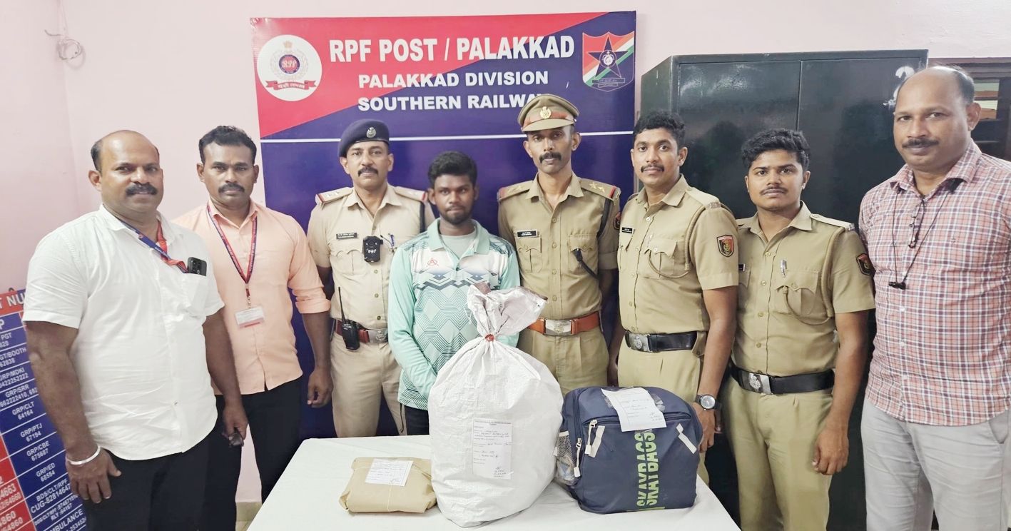 പാലക്കാട് ജങ്ങ്ഷൻ റെയിൽവേ സ്റ്റേഷനിൽ കഞ്ചാവുമായി പിടിയിലായ അതിഥി തൊഴിലാളി ആനന്ദ് പാരിച്ച