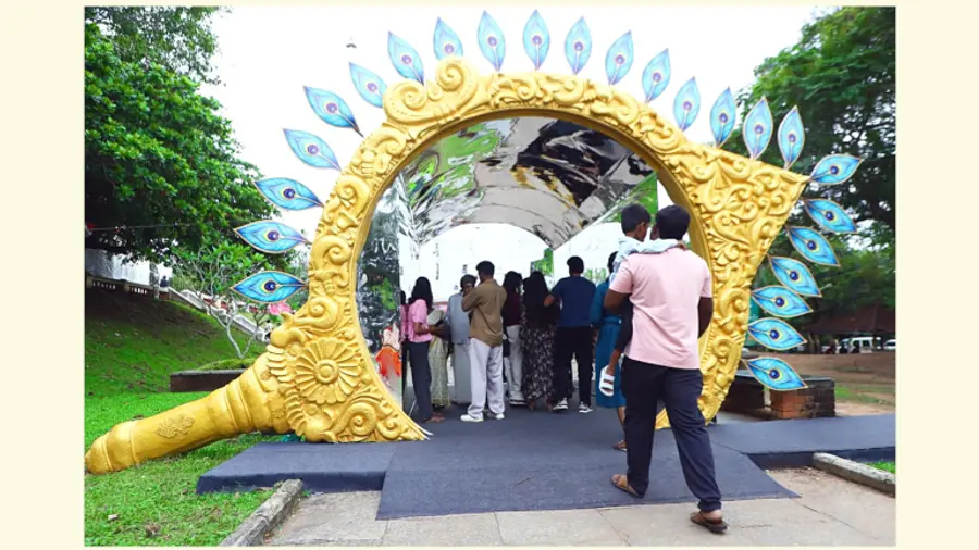കനകക്കുന്ന്
കൊട്ടാരമുറ്റത്തെ
വാൽക്കണ്ണാടി’
ഇൻസ്റ്റലേഷൻ