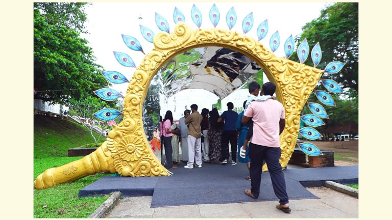 കനകക്കുന്ന്  കൊട്ടാരമുറ്റത്തെ   വാൽക്കണ്ണാടി’  ഇൻസ്റ്റലേഷൻ