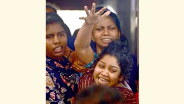 കണ്ണൂരിൽ ചെറുപുഴയിൽ രക്ഷാപ്രവർത്തനത്തിനിടെ മരിച്ച രാജേഷിന്റെ മൃതദേഹം കണ്ട് പൊട്ടിക്കരയുന്ന ഭാര്യ ഷാഫിയ