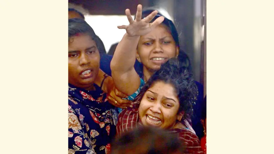 കണ്ണൂരിൽ ചെറുപുഴയിൽ രക്ഷാപ്രവർത്തനത്തിനിടെ മരിച്ച രാജേഷിന്റെ മൃതദേഹം കണ്ട് പൊട്ടിക്കരയുന്ന ഭാര്യ ഷാഫിയ