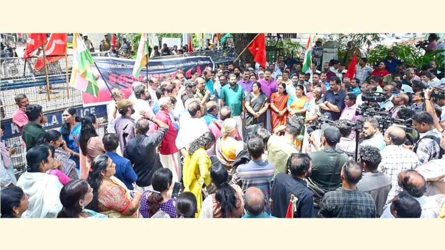 കാപ്പാ കേസിൽ പിടിയിലായ ബിജെപി കൗൺസിലർ സു​ഗതനെ കൗൺസിലിൽനിന്ന്  പുറത്താക്കണമെന്ന് ആവശ്യപ്പെട്ട് എൽഡിഎഫ് പ്രവർത്തകർ  കോർപറേഷനു മുന്നിൽ നടത്തിയ ധർണ സിപിഐ എം കേന്ദ്രകമ്മിറ്റി അംഗം കെ എൻ ബാല​ഗോപാൽ ഉദ്ഘാടനം ചെയ്യുന്നു