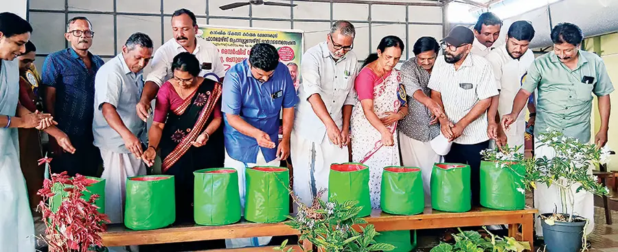 കരപ്പുറം ഫാർമർ പ്രൊഡ്യൂസേഴ്സ് ഓർഗനൈസേഷൻ അംഗത്വവിതരണവും നടീലും മന്ത്രി പി പ്രസാദ്‌ ഉദ്‌ഘാടനംചെയ്യുന്നു