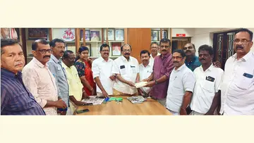 നേമം ഏരിയയിലെ വിവിധ ലോക്കൽ കമ്മിറ്റികൾ സമാഹരിച്ച കർഷകസംഘം ജില്ലാ സമ്മേളനഫണ്ട് സിപിഐ എം ഏരിയ സെക്രട്ടറി എ പ്രതാപചന്ദ്രനിൽനിന്ന് കർഷകസംഘം ജില്ലാ സെക്രട്ടറി കെ സി വിക്രമൻ ഏറ്റുവാങ്ങുന്നു