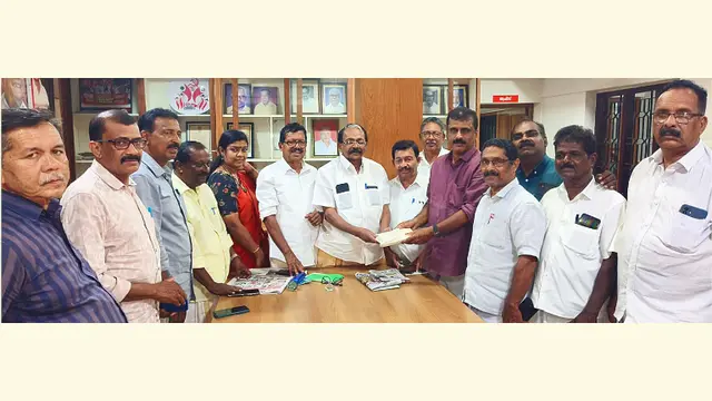 നേമം ഏരിയയിലെ വിവിധ ലോക്കൽ കമ്മിറ്റികൾ സമാഹരിച്ച കർഷകസംഘം ജില്ലാ സമ്മേളനഫണ്ട് സിപിഐ എം ഏരിയ സെക്രട്ടറി എ പ്രതാപചന്ദ്രനിൽനിന്ന് കർഷകസംഘം ജില്ലാ സെക്രട്ടറി കെ സി വിക്രമൻ ഏറ്റുവാങ്ങുന്നു