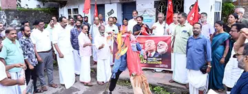 ഇന്ത്യ–യുഎസ് വ്യാപാര കരാറിനെതിരെ കർഷകസംഘം നരേന്ദ്ര മോദിയുടെയും ട്രംപിന്റെയും  കോലം കത്തിച്ച് പ്രതിഷേധിക്കുന്നു