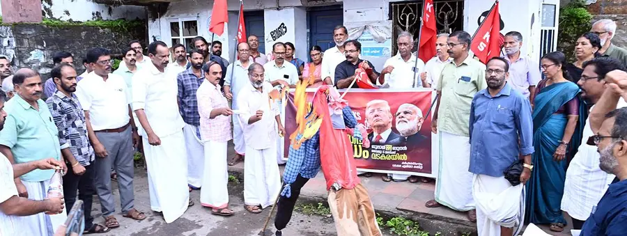 ഇന്ത്യ–യുഎസ് വ്യാപാര കരാറിനെതിരെ കർഷകസംഘം നരേന്ദ്ര മോദിയുടെയും ട്രംപിന്റെയും
കോലം കത്തിച്ച് പ്രതിഷേധിക്കുന്നു