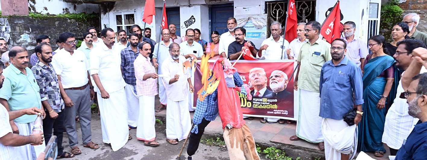 ഇന്ത്യ–യുഎസ് വ്യാപാര കരാറിനെതിരെ കർഷകസംഘം നരേന്ദ്ര മോദിയുടെയും ട്രംപിന്റെയും  കോലം കത്തിച്ച് പ്രതിഷേധിക്കുന്നു