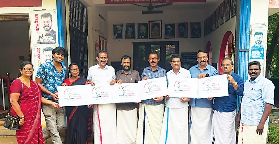 കർഷകസംഘം ജില്ലാ സമ്മേളനത്തിന്റെ ലോഗോ ജില്ലാ പ്രസിഡന്റ് ജി ഹരിശങ്കർ, സെക്രട്ടറി സി ശ്രീകുമാർ ഉണ്ണിത്താൻ,
സിപിഐഎം ജില്ലാ കമ്മിറ്റിയംഗം ജി രാജമ്മ എന്നിവർ ചേർന്ന് പ്രകാശിപ്പിക്കുന്നു