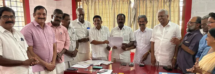 കർഷക സംഘം അംഗത്വ  ലിസ്റ്റ്   സംസ്ഥാന സെക്രട്ടറി വൽസൻ പനോളിക്ക്  ജില്ലാ ആക്ടിങ്‌ സെക്രട്ടറി പി കെ ഡേവിസും  ജില്ലാ പ്രസിഡന്റ്‌ പി ആർ വർഗീസും കെെമാറുന്നു