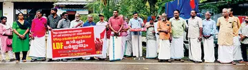 മുതുകുളം പഞ്ചായത്ത് ഓഫീസിലേക്ക് എൽഡിഎഫ്  നടത്തിയ മാർച്ചും ധർണയും സിപിഐ എം  കാർത്തികപ്പള്ളി ഏരിയ കമ്മിറ്റിയംഗം ബി കൃഷ്ണകുമാർ ഉദ്ഘാടനംചെയ്യുന്നു