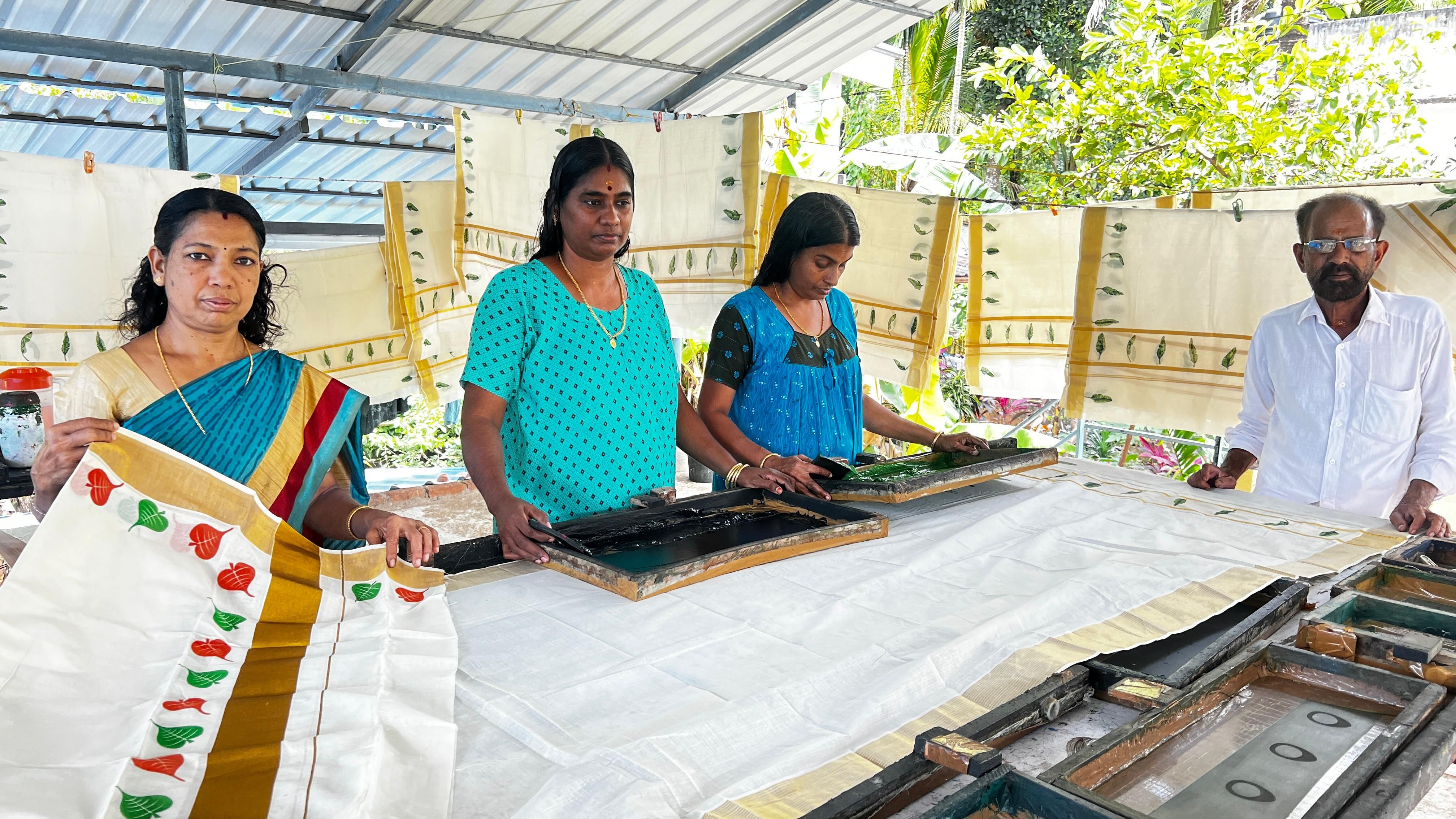 പുത്തന്‍വീട് ജ്യോതിയും പാമ്പുങ്കല്‍ ഷീബയും തൊഴിലിടത്ത് സാരി ഡിസെെനുകളൊരുക്കുന്നു