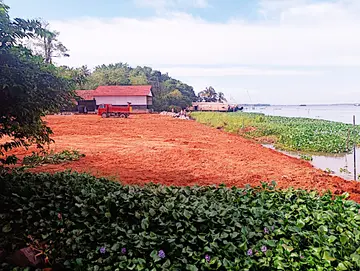 മുഹമ്മ പഞ്ചായത്ത് രണ്ടാംവാർഡിൽ സ്വകാര്യ കമ്പനി നികത്തിയ കായലും നിർമിച്ച കെട്ടിടവും