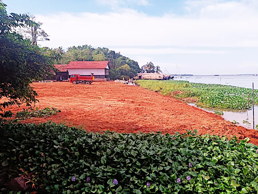 മുഹമ്മ പഞ്ചായത്ത് രണ്ടാംവാർഡിൽ സ്വകാര്യ കമ്പനി നികത്തിയ കായലും നിർമിച്ച കെട്ടിടവും