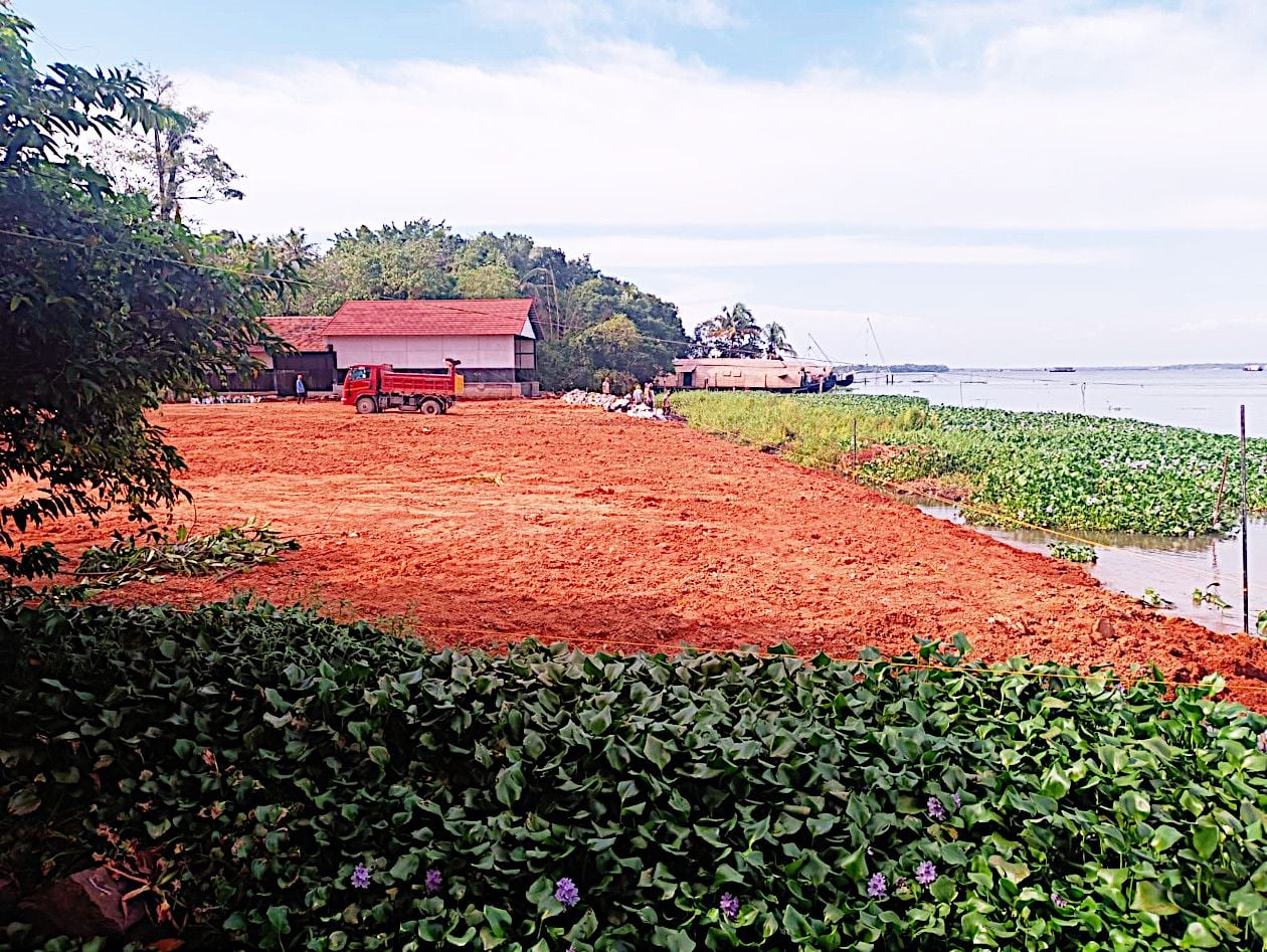 മുഹമ്മ പഞ്ചായത്ത് രണ്ടാംവാർഡിൽ സ്വകാര്യ കമ്പനി നികത്തിയ കായലും  നിർമിച്ച കെട്ടിടവും  