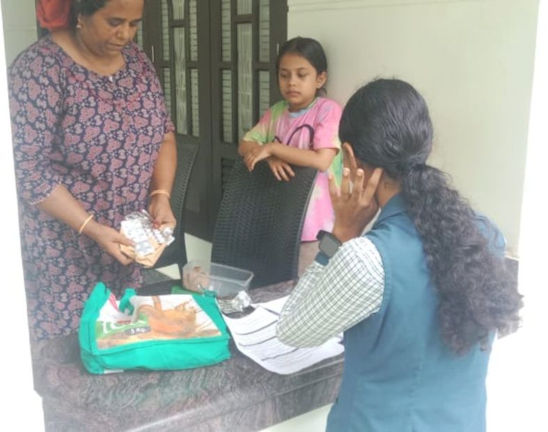 പ്രോജക്ട്‌ റിയൽ ലൈഫിന്റെ ഭാഗമായി കായണ്ണ പഞ്ചായത്തിലെ വീടുകൾ  സന്ദർശിച്ച് വിവരം ശേഖരിക്കുന്ന കായണ്ണ ഗവ. ഹയർ സെക്കൻഡറി സ്‌കൂൾ  വിദ്യാർഥികൾ