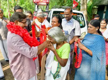 കയ്പമംഗലം മണ്ഡലം എല്‍ഡിഎഫ് സ്ഥാനാര്‍ഥി കെ കെ വത്സരാജ് പുതിയ റോഡിലെത്തിയപ്പോള്‍ കുന്നത്ത് കറുമ്പി  സ്ഥാനാര്‍ഥിക്ക് മുത്തം നല്‍കുന്നു