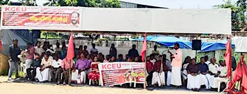 വിവിധ ആവശ്യങ്ങളുന്നയിച്ച് കെസിഇയു (സിഐടിയു) ആലപ്പുഴ ജോയിന്റ് രജിസ്ട്രാർ ജനറൽ ഓഫീസിലേക്ക് നടത്തിയ മാർച്ചും ധർണയും  സിഐടിയു ജില്ലാ ജനറൽ സെക്രട്ടറി പി ഗാനകുമാർ ഉദ്ഘാടനംചെയ്യുന്നു 