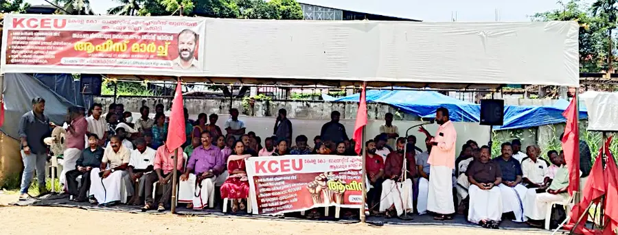 വിവിധ ആവശ്യങ്ങളുന്നയിച്ച് കെസിഇയു (സിഐടിയു) ആലപ്പുഴ ജോയിന്റ് രജിസ്ട്രാർ ജനറൽ ഓഫീസിലേക്ക് നടത്തിയ മാർച്ചും ധർണയും  സിഐടിയു ജില്ലാ ജനറൽ സെക്രട്ടറി പി ഗാനകുമാർ ഉദ്ഘാടനംചെയ്യുന്നു 