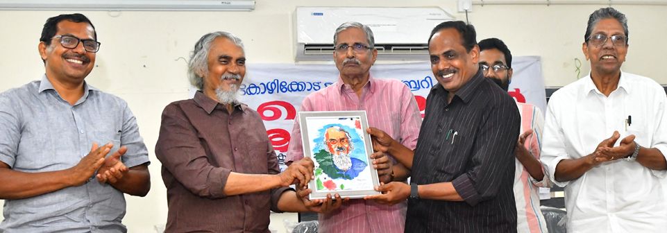 ജില്ലാ ലൈബ്രറി കൗൺസിൽ നൽകിയ ആദരവിൽ സെക്രട്ടറി എൻ ഉദയൻ കെ ഇ എന്നിന് ഉപഹാരം സമ്മാനിക്കുന്നു