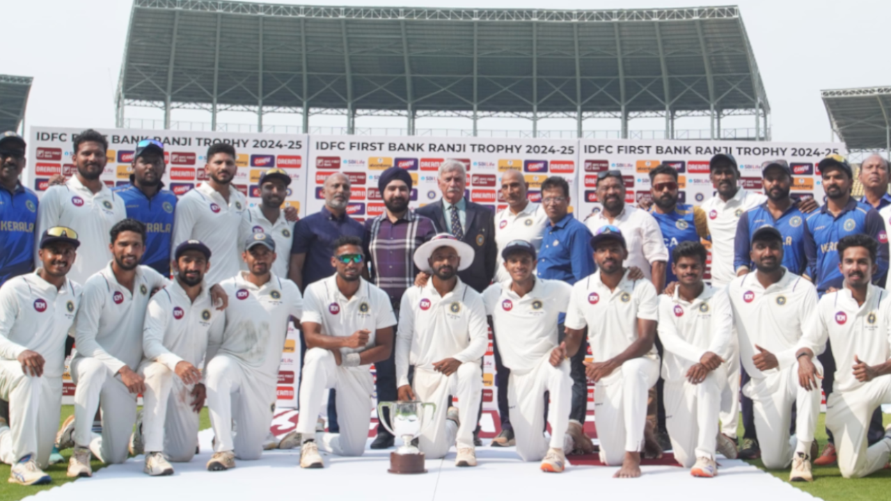 kerala cricket team with trophy