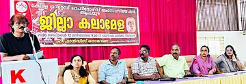കെജിഒഎ ജില്ലാ കലാമേള ആലപ്പുഴ ജൻഡർ പാർക്കിൽ സാഹിത്യകാരൻ ഫ്രാൻസിസ് നൊറോണ ഉദ്ഘാടനം ചെയ്യുന്നു