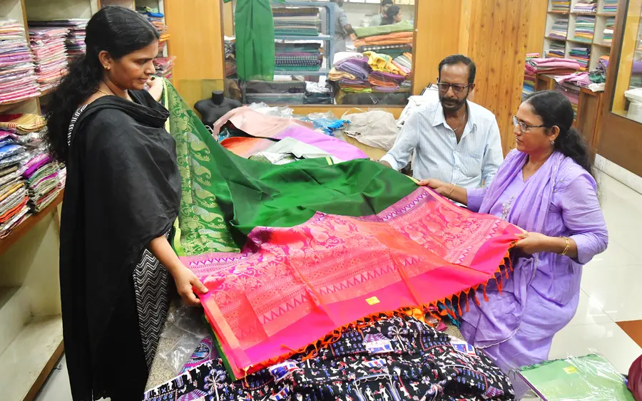 ചെറൂട്ടി റോഡ് ഖാദി ഗ്രാമ സൗഭാഗ്യ ഷോറൂമിൽ നടക്കുന്ന ഓണം മേളയിൽനിന്ന്‌