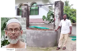 ആമ്പല്ലൂരിൽ നവീകരിക്കുന്ന പൊതു കിണറുകൾക്ക് സമീപം കൗൺസിലർ എം ബിനു