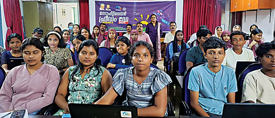 കൈറ്റിന്റെ ആഭിമുഖ്യത്തില്‍ സംഘടിപ്പിച്ച സ്വതന്ത്രസോഫ്‍റ്റ്‍വെയര്‍ ദിനാചരണത്തില്‍ ജില്ലയിലെ വിവിധ സ്കൂളുകളിൽനിന്ന്  കൊണ്ടുവന്ന  ലാപ്ടോപ്പുകളിൽ ഉബുണ്ടു ഇൻസ്റ്റാൾ ചെയ്യാനെത്തിയ കുട്ടികൾ 