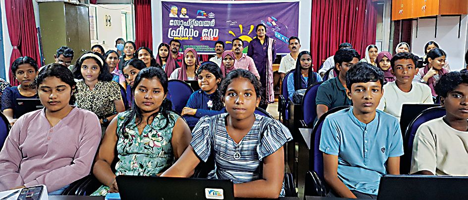 കൈറ്റിന്റെ ആഭിമുഖ്യത്തില്‍ സംഘടിപ്പിച്ച സ്വതന്ത്രസോഫ്‍റ്റ്‍വെയര്‍ ദിനാചരണത്തില്‍ ജില്ലയിലെ വിവിധ സ്കൂളുകളിൽനിന്ന്  കൊണ്ടുവന്ന  ലാപ്ടോപ്പുകളിൽ ഉബുണ്ടു ഇൻസ്റ്റാൾ ചെയ്യാനെത്തിയ കുട്ടികൾ 