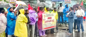 സാമൂഹ്യ ക്ഷേമ പെൻഷൻ അട്ടിമറിക്കാനുള്ള നീക്കത്തിനെതിരെ കേരള കോ ഓപ്പറേറ്റീവ് എംപ്ലോയീസ് യൂണിയൻ നേതൃത്വത്തിൽ നടന്ന പ്രതിഷേധം സംസ്ഥാന കമ്മിറ്റി അംഗം കെ ബൈജു ഉദ്ഘാടനം ചെയ്യുന്നു