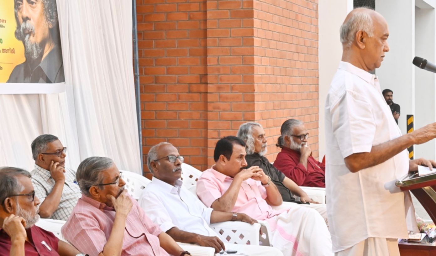 കെ ഇ എന്നിന് സ്നേഹാദരം പരിപാടി സിപിഐ എം കേന്ദ്ര കമ്മിറ്റി അംഗം എളമരം കരീം ഉദ്‌ഘാടനംചെയ്യുന്നു