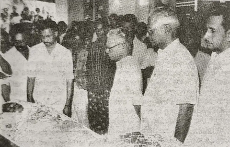 ആർഎസ്എസ് ആക്രമണത്തിൽ കൊല്ലപ്പെട്ട കെ എൻ തങ്കപ്പന്റെ മൃതദേഹത്തിൽ അന്തിമോപചാരം
അർപ്പിക്കുന്ന വിഎസ്