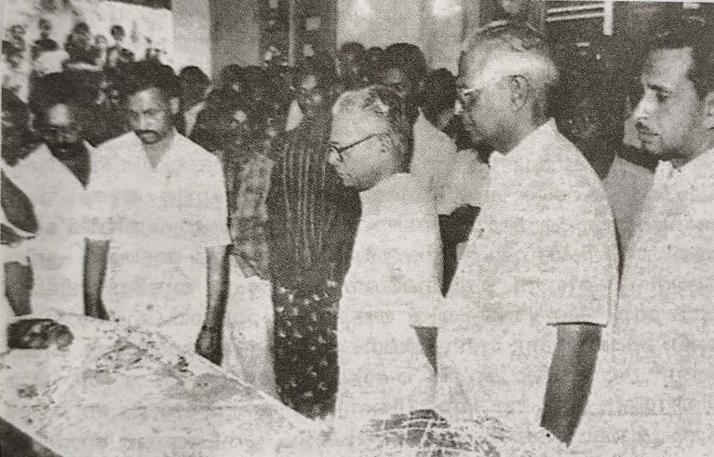 ആർഎസ്എസ് ആക്രമണത്തിൽ കൊല്ലപ്പെട്ട കെ എൻ തങ്കപ്പന്റെ മൃതദേഹത്തിൽ അന്തിമോപചാരം  അർപ്പിക്കുന്ന വിഎസ്