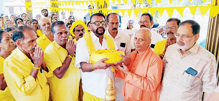 ശിവഗിരി തീർഥാടന നഗറിലേക്കുള്ള കൊടിക്കയർ ശിവഗിരിമഠം എക്സിക്യുട്ടീവ് അംഗം വിശാലാനന്ദസ്വാമികള് പദയാത്ര ക്യാപ്റ്റൻ വിജയഘോഷ് ചാരങ്കാട്ടിന് കൈമാറുന്നു