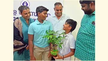 ശിശുക്ഷേമ സമിതി ജനറൽ സെക്രട്ടറി  ജി എൽ അരുൺഗോപി സമ്മാനിച്ച വൃക്ഷത്തൈയുമായി കോളിൻ വർഗീസ്‌. ലീന വർഗീസ്‌, ഏയ്ഡൻ വർഗീസ്‌,  സാബു വർഗീസ്‌ എന്നിവർ സമീപം
