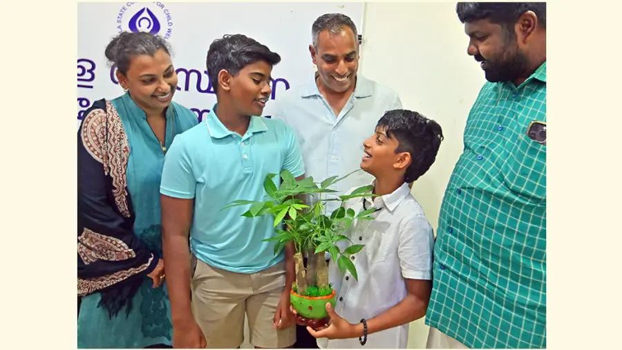 ശിശുക്ഷേമ സമിതി ജനറൽ സെക്രട്ടറി ജി എൽ അരുൺഗോപി സമ്മാനിച്ച വൃക്ഷത്തൈയുമായി കോളിൻ വർഗീസ്. ലീന വർഗീസ്, ഏയ്ഡൻ വർഗീസ്,
സാബു വർഗീസ് എന്നിവർ സമീപം