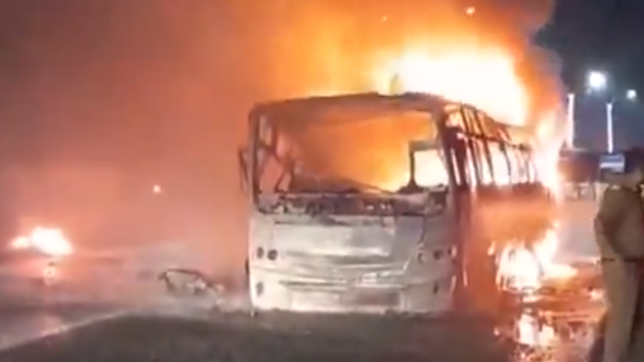 kolkata bus caught fire