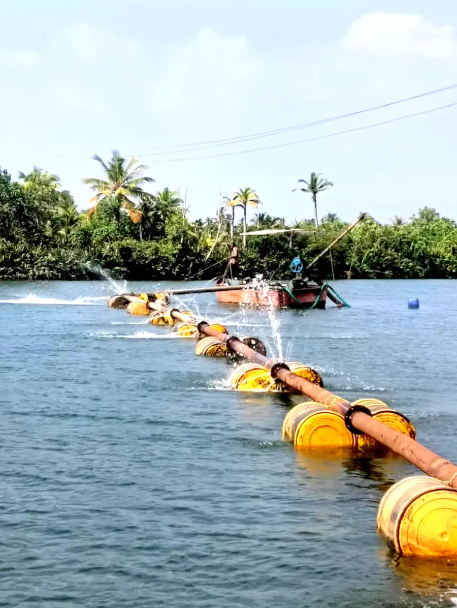 കൊന്നയിൽക്കടവ്‌ പാലം നിർമാണത്തിനുള്ള  ഡ്രഡ്‌ജിങ്‌ ജോലികൾക്ക്‌ തുടക്കമായപ്പോൾ 