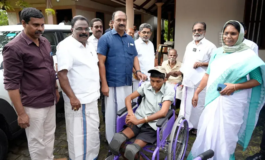 ഗാന്ധിഭവനിലെ ഭിന്നശേഷിക്കാർക്ക് സാമൂഹ്യനീതി, ശാക്തീകരണ വകുപ്പ് നൽകിയ മെഡിക്കൽ ഉപകരണങ്ങൾ ധനമന്ത്രി കെ എൻ ബാലഗോപാൽ കൈമാറുന്നു