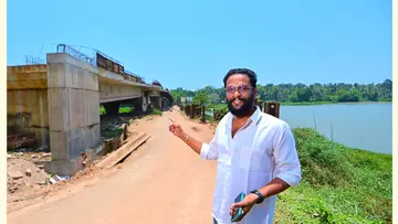 വെള്ളായണി - കാക്കാമൂല പാലത്തിന് മുന്നിൽ ആനന്ദരാജ്