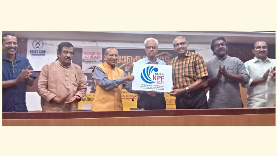 കോവളം കാവ്യോത്സവത്തിന്റെ ലോഗോ എം ആർ ഹരിഹരൻ നായർ കെ ജയകുമാറിന് നൽകി പ്രകാശിപ്പിക്കുന്നു