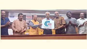 കോവളം കാവ്യോത്സവത്തിന്റെ ലോഗോ എം ആർ ഹരിഹരൻ നായർ കെ ജയകുമാറിന് നൽകി പ്രകാശിപ്പിക്കുന്നു