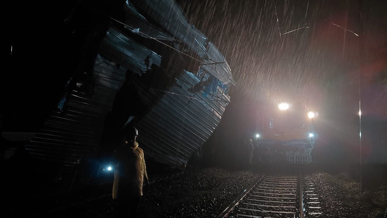 kozhikode track-causing-power-line